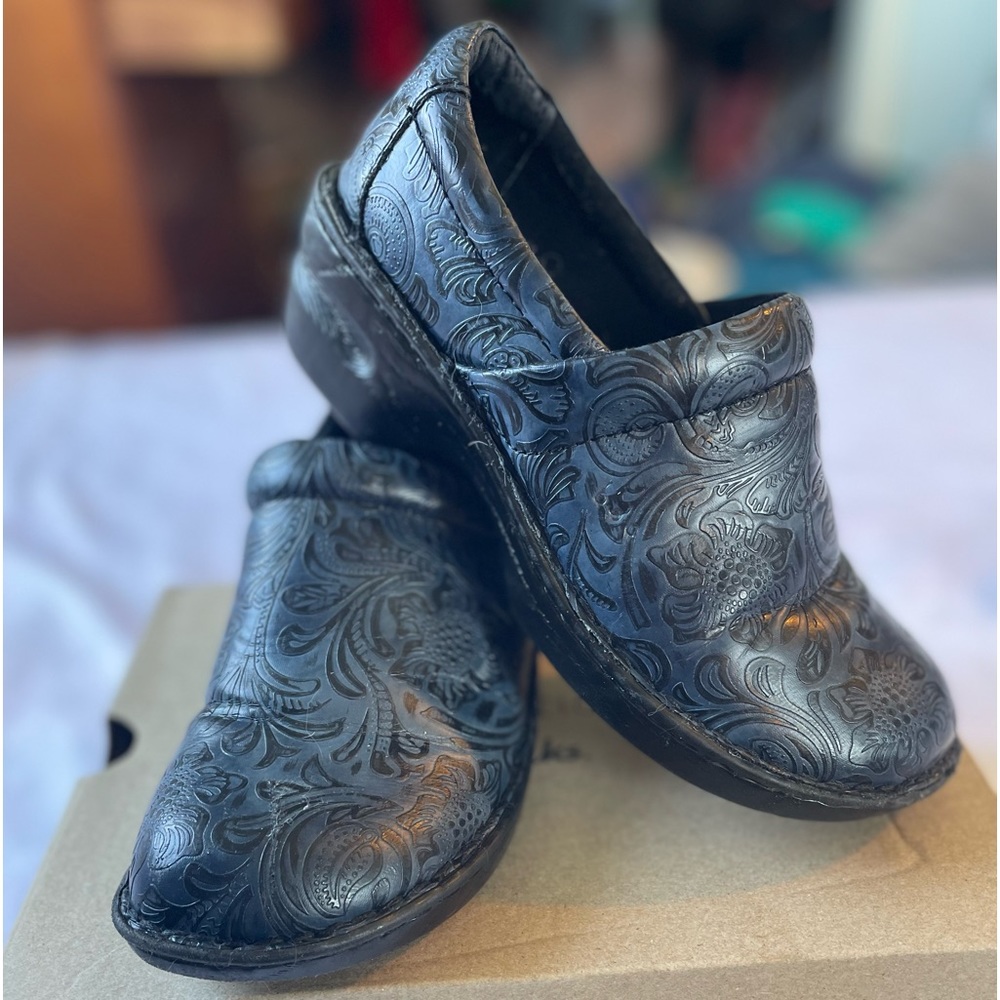 b.o.c, women’s 8 blue slip ons.